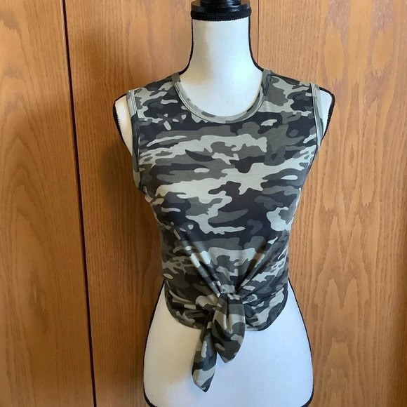 Lovers +Friends Camo Print Crop Top Sz-XS - Picture 1 of 5